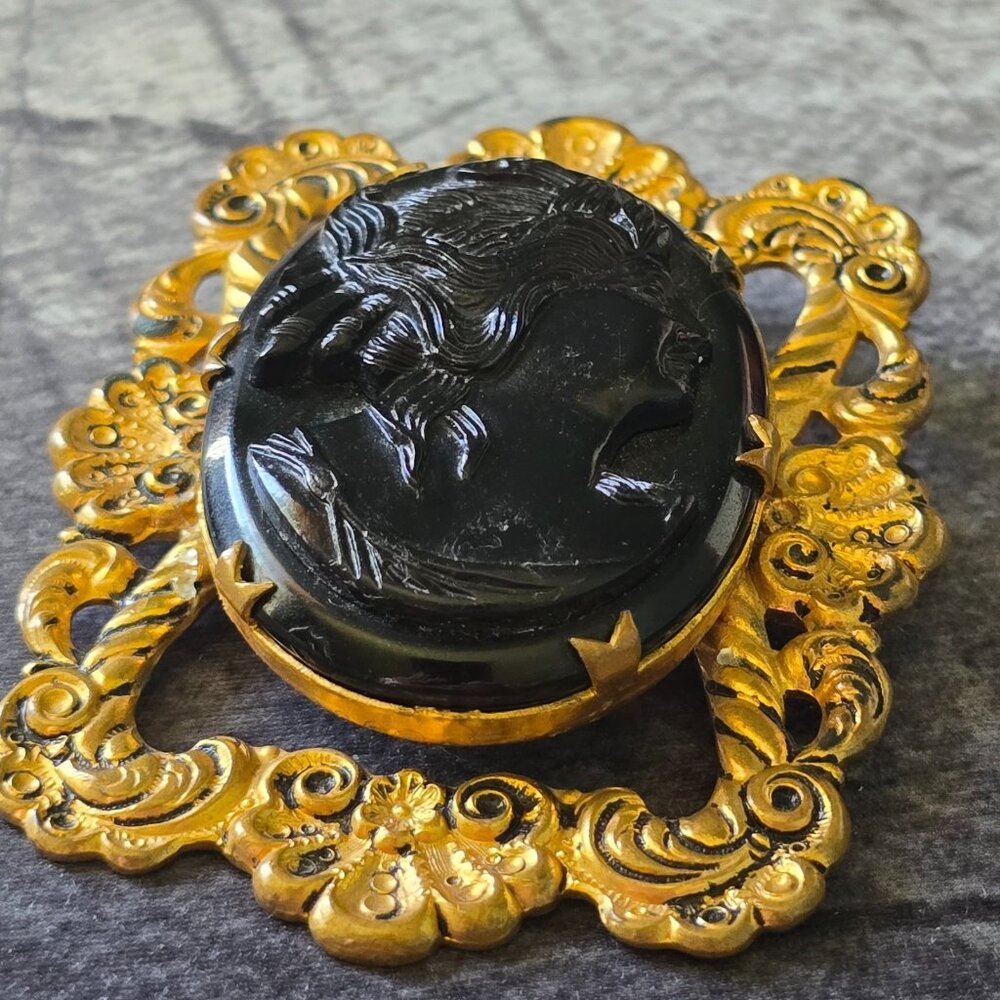 Vintage Victorian Revival Mourning Thermoset Black Cameo Brooch Gold Tone 1940s - Picture 9 of 16